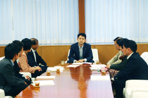 市長に来年度の予算要望書を説明する党市議団(10/29)